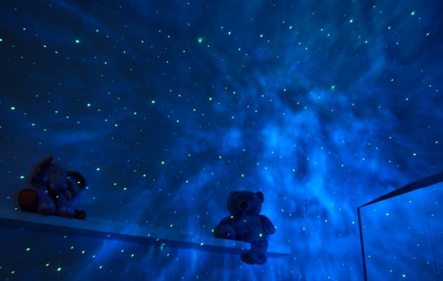 Verander jouw plafond in een stralende sterrenhemel met deze slimme sterrenprojctor!